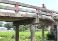 রায়গঞ্জে ভাঙ্গা ব্রিজ দিয়ে চলছে ৪০ গ্রামের মানুষ