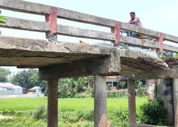 রায়গঞ্জে ভাঙ্গা ব্রিজ দিয়ে চলছে ৪০ গ্রামের মানুষ