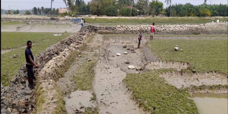 মোংলা-ঘোষিয়াখালী চ্যানেলের তীরভূমি দখলের মহোৎসব;  নাব্যতা সঙ্কটের শংকা