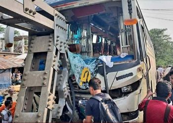 বাগেরহাটের মোড়েলগঞ্জে ব্রীজের রেলিংয়ে বাসের ধাক্কা, আটকে আছে রাস্তা