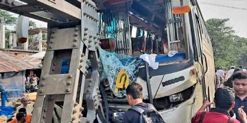 বাগেরহাটের মোড়েলগঞ্জে ব্রীজের রেলিংয়ে বাসের ধাক্কা, আটকে আছে রাস্তা