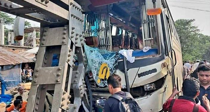 বাগেরহাটের মোড়েলগঞ্জে ব্রীজের রেলিংয়ে বাসের ধাক্কা, আটকে আছে রাস্তা