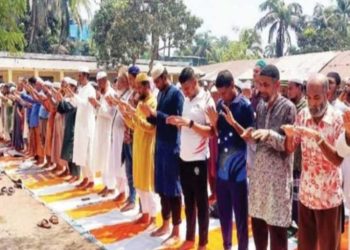 বাগেরহাট চুলকাটি জামে মসজিদে জুম্মার নামাজ শেষে বৃষ্টির প্রার্থনায়।