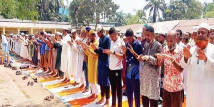 বাগেরহাট চুলকাটি জামে মসজিদে জুম্মার নামাজ শেষে বৃষ্টির প্রার্থনায়।