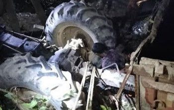 মেহেন্দিগঞ্জে ট্রলি নিয়ন্ত্রণ হারিয়ে চালক সুমনের মৃত্যু। 