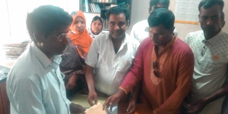 রৌমারীতে ন্যাশনাল সার্ভিস চাকরি পাইলট প্রকল্প কর্মীদের স্মারকলিপি প্রদান।