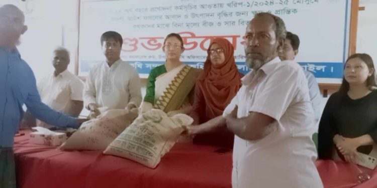 লোহাগড়ায় ক্ষুদ্র ও প্রান্তিক চাষীদের মাঝে বিনামুল্যে সার ও বীজ বিতরণ