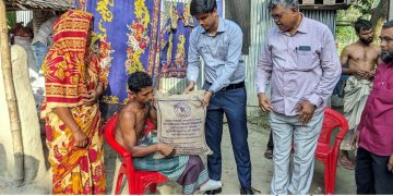 বগুড়ার শেরপুরে দুর্ঘটনায় আহত শ্রমিকের পাশে দাঁড়ালেন জেলা প্রশাসক