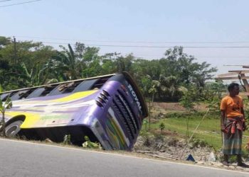 বাগেরহাটে কচুয়ায় নিয়ন্ত্রণ হারিয়ে বাস খাদে, নিহত ১