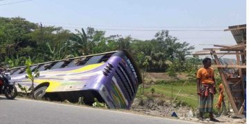বাগেরহাটে কচুয়ায় নিয়ন্ত্রণ হারিয়ে বাস খাদে, নিহত ১