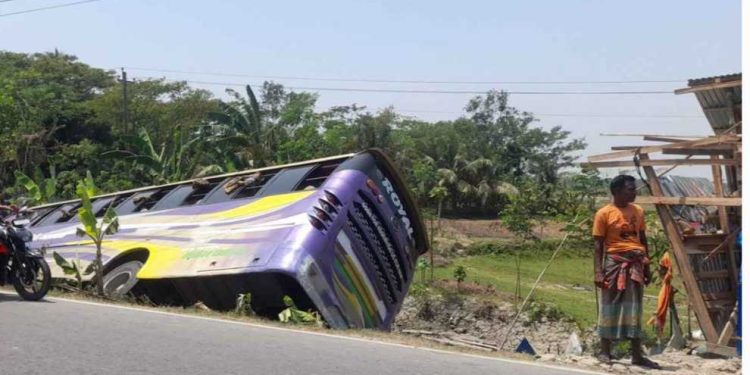 বাগেরহাটে কচুয়ায় নিয়ন্ত্রণ হারিয়ে বাস খাদে, নিহত ১