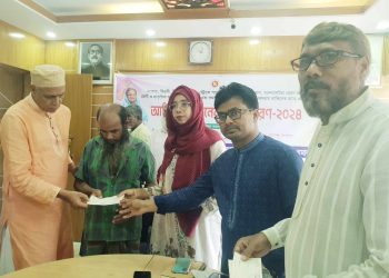 মাদারগঞ্জে ক্যান্সার রোগীসহ ক্ষতিগ্রস্ত ব্যক্তিদের মাঝে অনুদানের চেক বিতরণ 