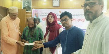 মাদারগঞ্জে ক্যান্সার রোগীসহ ক্ষতিগ্রস্ত ব্যক্তিদের মাঝে অনুদানের চেক বিতরণ 