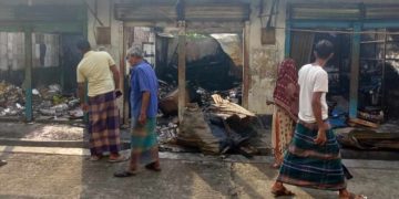 বাগেরহাটে গভীর রাতে লাগা আগুনে ৬ দোকান পুড়ে ছাই