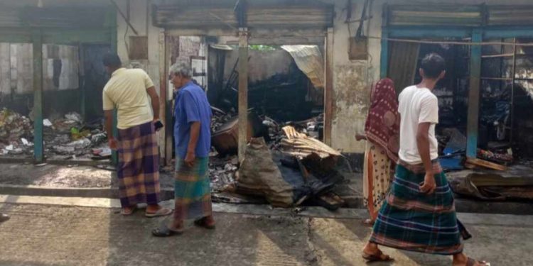 বাগেরহাটে গভীর রাতে লাগা আগুনে ৬ দোকান পুড়ে ছাই