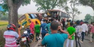 নড়াইল-ঢাকা মহাসড়কে বাসের মুখোমুখি   সংঘর্ষে চালক নিহত, আহত ১৫