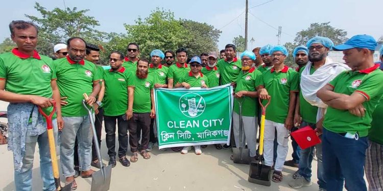 ক্লিন সিটির উদ্যোগে মানিকগঞ্জে পরিচ্ছন্নতা অভিযান