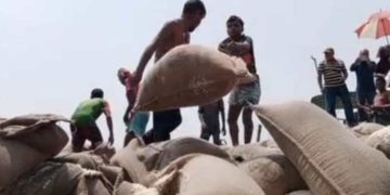 বাগেরহাট মোংলায় ৬ হাজার বস্তা সরকারি চাল নিয়ে বাল্কহেড জাহাজ ডুবি