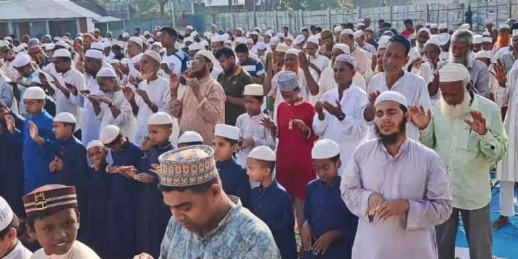 বাগেরহাট মোরেলগঞ্জে খোলা আকাশের নিচে ইসতিসকার নামাজ