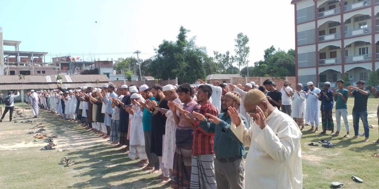 বৃষ্টি কামনায় নওগাঁর সাপাহারে সালাতুল ইসতিসকা নামাজ আদায়