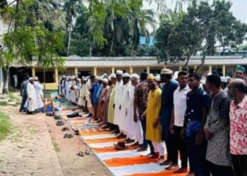 বাগেরহাটে তীব্র তাপ প্রবাহে মুসল্লিদের ইসতিসকার নামাজ আদায়