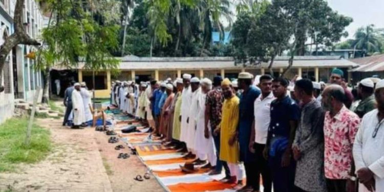 বাগেরহাটে তীব্র তাপ প্রবাহে মুসল্লিদের ইসতিসকার নামাজ আদায়