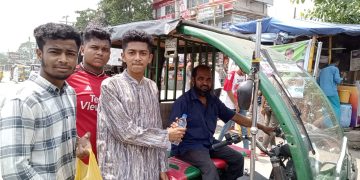 হাজীগঞ্জে তীব্র তাপদাহে পথচারীদের মাঝে পানি ও স্যালাইন বিতরণ ।