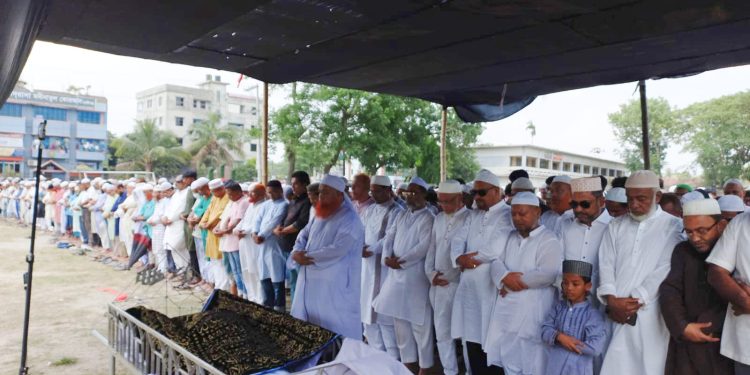 হাজীগঞ্জে বিএনপি নেতা ও আকবর হোসেন মৃধার দাফন সম্পন্ন ।