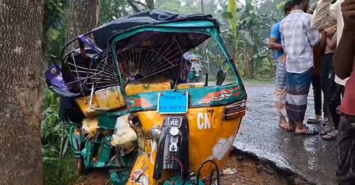 হাজীগঞ্জে সড়ক দুর্ঘটনায় কেড়ে নিলো বাবা ছেলের প্রাণ।