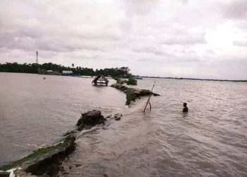 ধেয়ে আসছে ঘূর্ণিঝড় ‘রেমাল’ ঝুঁকিপূর্ণ বেড়িবাঁধ নিয়ে শঙ্কায় মোরেলগঞ্জের কয়েক লাখ মানুষ।
