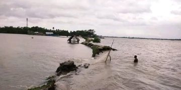 ধেয়ে আসছে ঘূর্ণিঝড় ‘রেমাল’ ঝুঁকিপূর্ণ বেড়িবাঁধ নিয়ে শঙ্কায় মোরেলগঞ্জের কয়েক লাখ মানুষ।