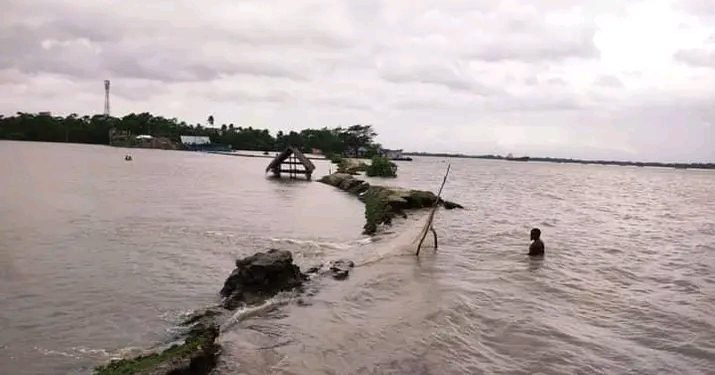 ধেয়ে আসছে ঘূর্ণিঝড় ‘রেমাল’ ঝুঁকিপূর্ণ বেড়িবাঁধ নিয়ে শঙ্কায় মোরেলগঞ্জের কয়েক লাখ মানুষ।