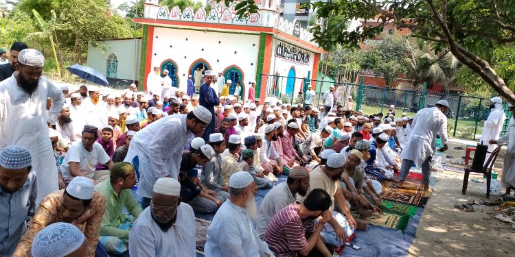 নারায়ণগঞ্জ ফতুল্লায় খোলা আকাশের নিচে ইসতিসকার নামাজ আদায়।