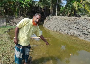 রামপালে কৃষকের ফসলী জমিতে খাল কেটে দিয়েছে এক খাল দখলবাজ।