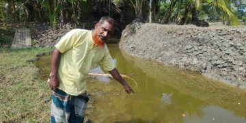 রামপালে কৃষকের ফসলী জমিতে খাল কেটে দিয়েছে এক খাল দখলবাজ।