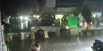 খুলনায় সন্ধ্যার টানা বর্ষণে দগ্ধিত জনজীবনে প্রশান্তির পরশ! 