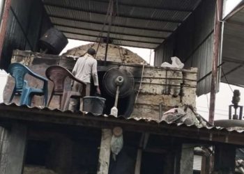 টাঙ্গাইলে পরিবেশের ছাড়পত্র ছাড়াই চলছে গ্রীণ অয়েল তৈরির কারখানা।