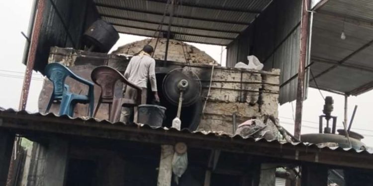 টাঙ্গাইলে পরিবেশের ছাড়পত্র ছাড়াই চলছে গ্রীণ অয়েল তৈরির কারখানা।