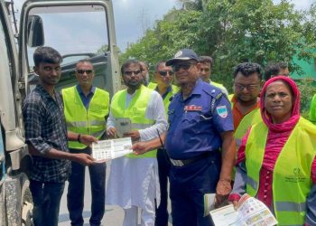 ডুমুরিয়ায় নিসচা’র লিফলেট বিতরণ।