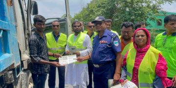 ডুমুরিয়ায় নিসচা’র লিফলেট বিতরণ।