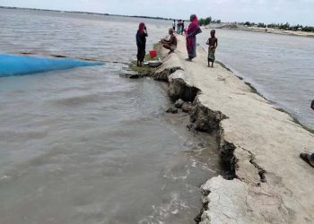 খুলনা জেলার নদী উপকূলীয় সবগুলো ভেরি বাঁধই ঝুঁকিপূর্ণ! 
