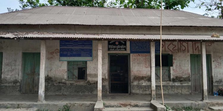 দেলদুয়ারে লাউহাটি ভূমি উপসহকারীর বিরুদ্ধে নানা অনিয়মের অভিযোগ।