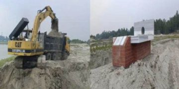 কালিহাতীতে বালু খেকোদের দৌরাত্ম বীরমুক্তিযোদ্ধার সমাধী নিশ্চিহ্ন করা হচ্ছে।