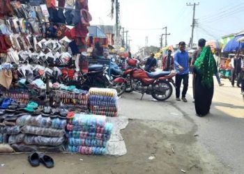 খুলনা গল্লামারি ফুটপাতের যানজট যেন নগরবাসীর বিষফোঁড়া ! 