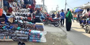 খুলনা গল্লামারি ফুটপাতের যানজট যেন নগরবাসীর বিষফোঁড়া ! 