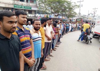 নওগাঁ জেলা সহ সাপাহারের ঔষধ ব্যাবসায়ীদের মানব বন্ধন ও ধর্মঘট পালন।