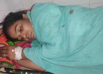 প্রবাসীর ঘরে ঢুকে মা ও স্ত্রীকে ছুরিকাঘাতে আহত।