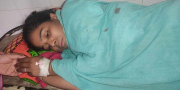 প্রবাসীর ঘরে ঢুকে মা ও স্ত্রীকে ছুরিকাঘাতে আহত।