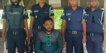 সিরাজগঞ্জে ভোটকেন্দ্রে নগদ অর্থসহ ইউপি চেয়ারম্যান আটক।