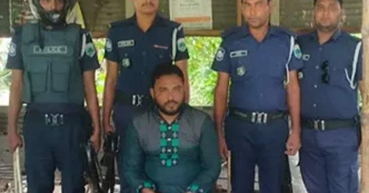 সিরাজগঞ্জে ভোটকেন্দ্রে নগদ অর্থসহ ইউপি চেয়ারম্যান আটক।